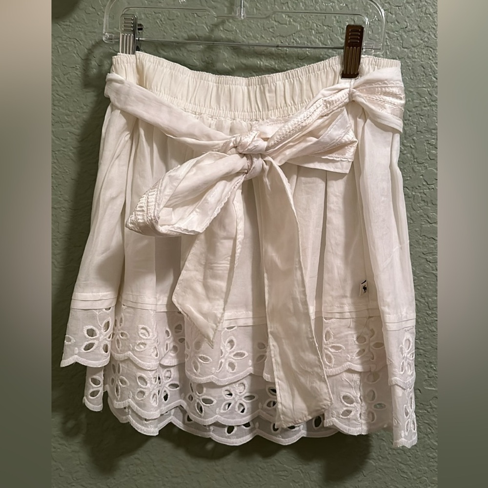 Abercrombie & Fitch White Short Bow Skirt